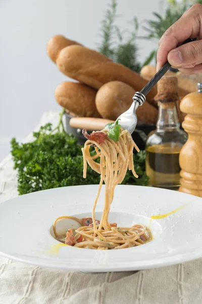 Mão Masculina Segurando Garfo Com Espaguete Bolonhesa Comida Italiana — Fotografia de Stock
