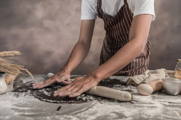 Ausgeschnittene Ansicht Eines Mannes Der Bäckerei Brötchen Tisch Zubereitet — Stockfoto