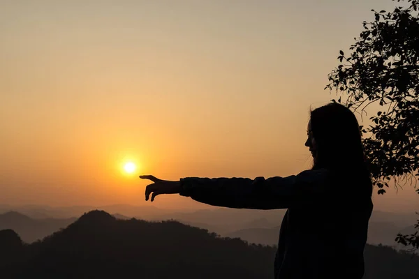 Silhouette Sombre Femme Tenant Soleil Sur Fond Avec Des Montagnes — Photo