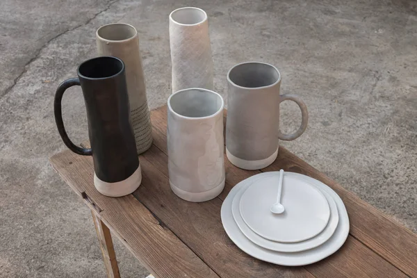 Japon el yapımı seramik kupa ve Plaketler ahşap tablo.