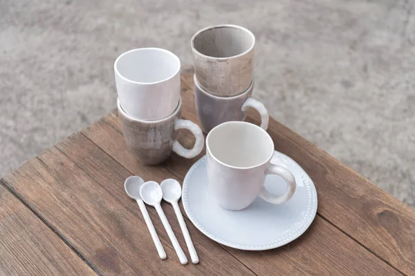 Japanse Handgemaakte Keramische Cups Platen Houten Tafel — Stockfoto