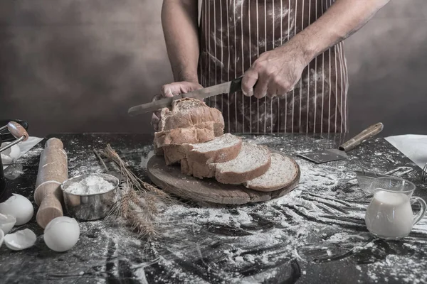 Detailansicht Des Mannes Schürzenschnitt Auf Holzbrett Tisch — Stockfoto