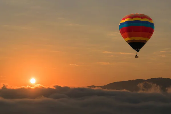 Sıcak Hava Balonu Günbatımı Gökyüzü Arka Planda — Stok fotoğraf
