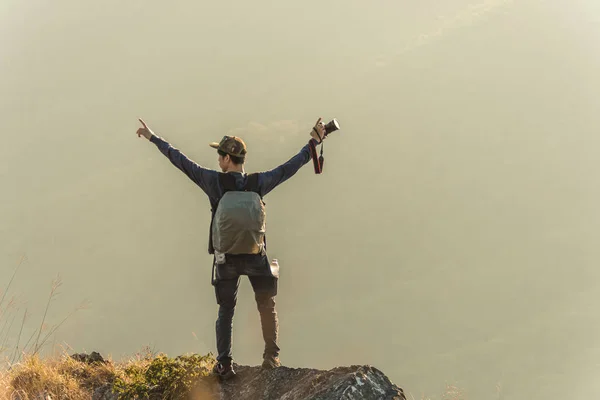 Vista Trasera Del Fotógrafo Con Cámara Cima Montaña — Foto de Stock