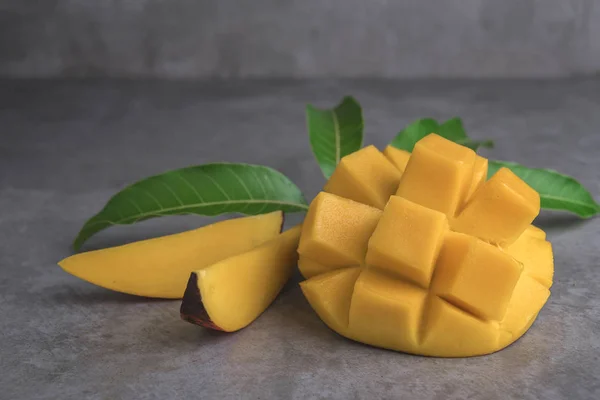 Ruwe Rijpe Gesneden Mango Vrucht Met Bladeren Grijze Achtergrond — Stockfoto