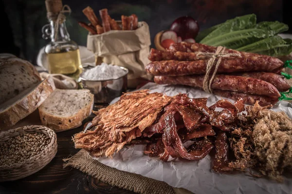 Kesme Sosis Ekmek Ahşap Masa Üzerinde Tedavi Gıda Kompozisyonu — Stok fotoğraf