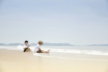 İki kardeş birlikte deniz Beach Resort oynama