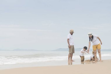 Asya ailesiyle mutlu iki küçük oğlu sahilde rahatlatıcı