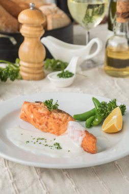 Somon Balık Izgara Bonfile ve sebze plaka üzerinde.