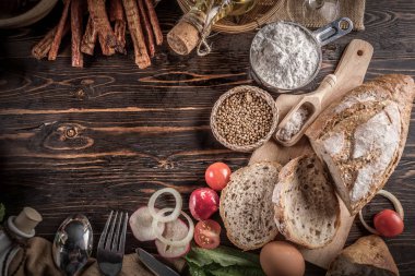 Kopya alanı ile ahşap masa tepside et ile ekmek.