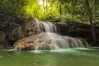 Görünüm şelale yağmur ormanı, Tran Sawan şelale, Tayland.