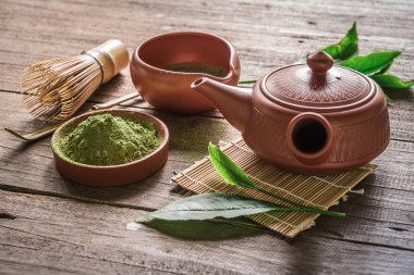 Japon matcha aksesuar ve yeşil çay kase görünümünü kapat.