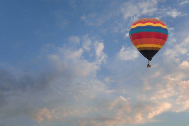 Sıcak hava balonu mavi gökyüzü arka plan üzerinde