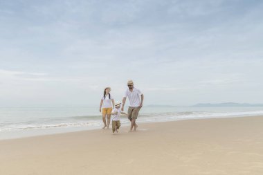 Sahilde küçük oğlu ile Asya Aile