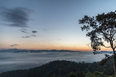 Kabarık bulutlar ile muhteşem doğal peyzaj.