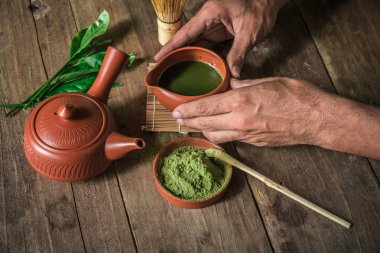 Erkek el kase taze tutan Japon matcha çay haşlanmış..
