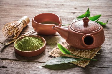 Japon matcha aksesuarları ve yeşil çay kase kompozisyonu.