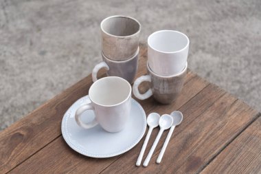 Japon el yapımı seramik kupa ve Plaketler ahşap tablo.