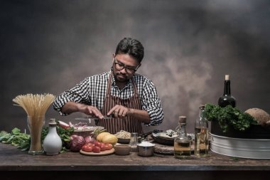 Asya mutfakta spagetti hazırlanıyor aşçı sakallı.