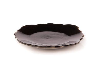 Siyah modern seramik tabak beyaz arka plan üzerinde izole.