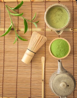 Üstten görünüm nesneleri ve organik yeşil Matcha çay töreni için ürünler.