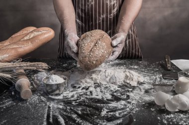 Ayrıntı görünümü adamın ekmek ekmek elinde tutan önlük.