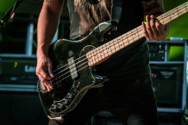 Konser sahne alanı'nda elektrik gitar gitarist
