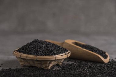 Siyah susam tahta kaşık kase