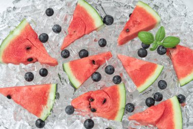 Yaban mersini ile karpuz üstten görünüm buz üstünde