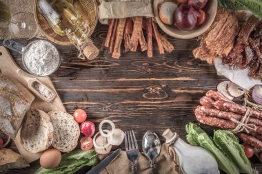 Kesme sosis, kurutulmuş et ve ekmek, natürmort gıda çerçevenin üstten görünüm.