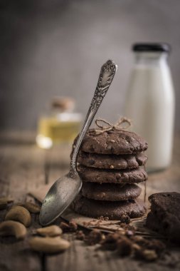 Fırından yeni çıkmış kahve çekirdekleri ile kaşu fındık çerezleri rustik ahşap masa