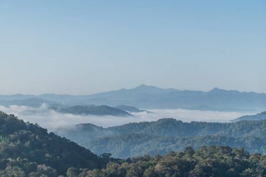Sabah erken dağ manzarası.