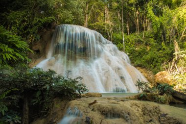 Alt görünümü şelale yağmur ormanlarında, Maekae şelale, Tayland.