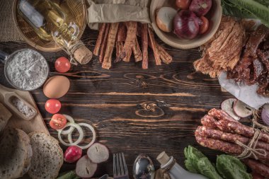 Kesme sosis, kurutulmuş et ve ekmek, natürmort gıda çerçevenin üstten görünüm.