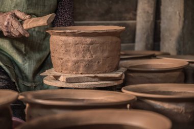 Bayan Potter kase kahverengi Kil heykel ayrıntı görünümü.