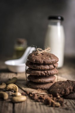 Arka plan bulanık rustik ahşap tablo çikolata kurabiye gıda kompozisyonu