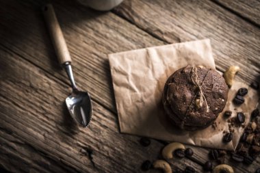 Kırsal ahşap masada taze pişmiş çikolatalı kurabiyeler.