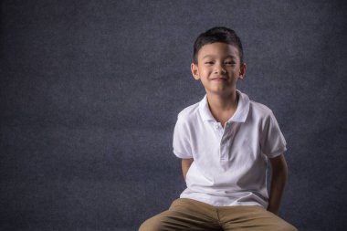 Asyalı çocuk gülümseyen yüzü ile