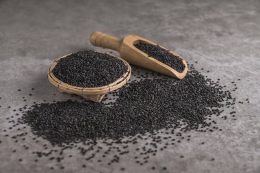 Siyah susam kase tahta kaşıkla, koyu arka plan gıda kompozisyonu.