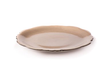 Hafif kahverengi seramik tabak beyaz arka plan üzerinde izole.