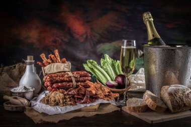 kompozisyon sosis masada şampanya ile farklı türde