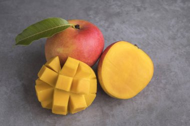 Ham olgun mango meyve görünümü gri masada kırpılmış