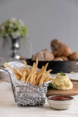 Patates kızartması yemek ve yiyecek masada.