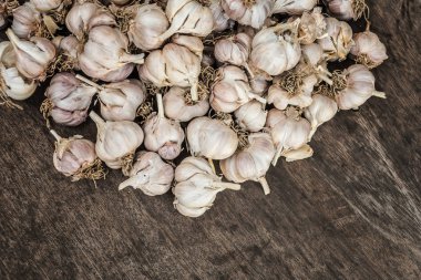Ahşap tahta üzerinde sarımsak ampuller görünümü Kapat.