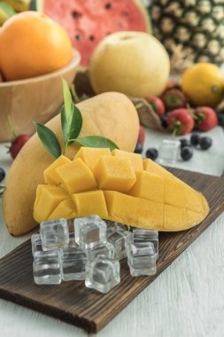 Ünlü Alphonso mango dilimleri üzerine ahşap arka plan, seçici focu