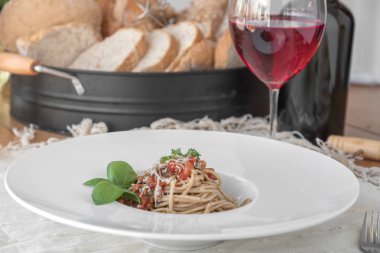 Gıda kompozisyon lezzetli ile tepesinde spagetti sosu ve fesleğen masada bolognaise