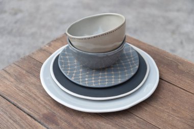 Boş kaseler rustik ahşap üzerine Japon el yapımı seramik kaseler.