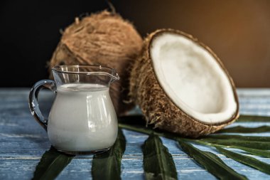 Eski ahşap masa üzerinde süt ile taze hindistancevizi closeup.