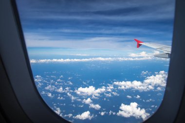 Mavi gökyüzü bulutlu, uçak görünümünden.
