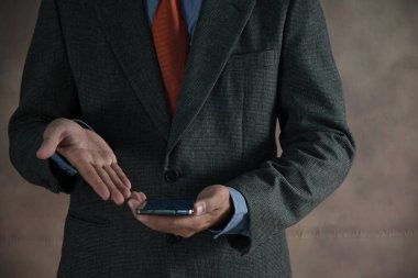 Cep telefonu kullaranarak iş adamı. İş, teknoloji kavramı.